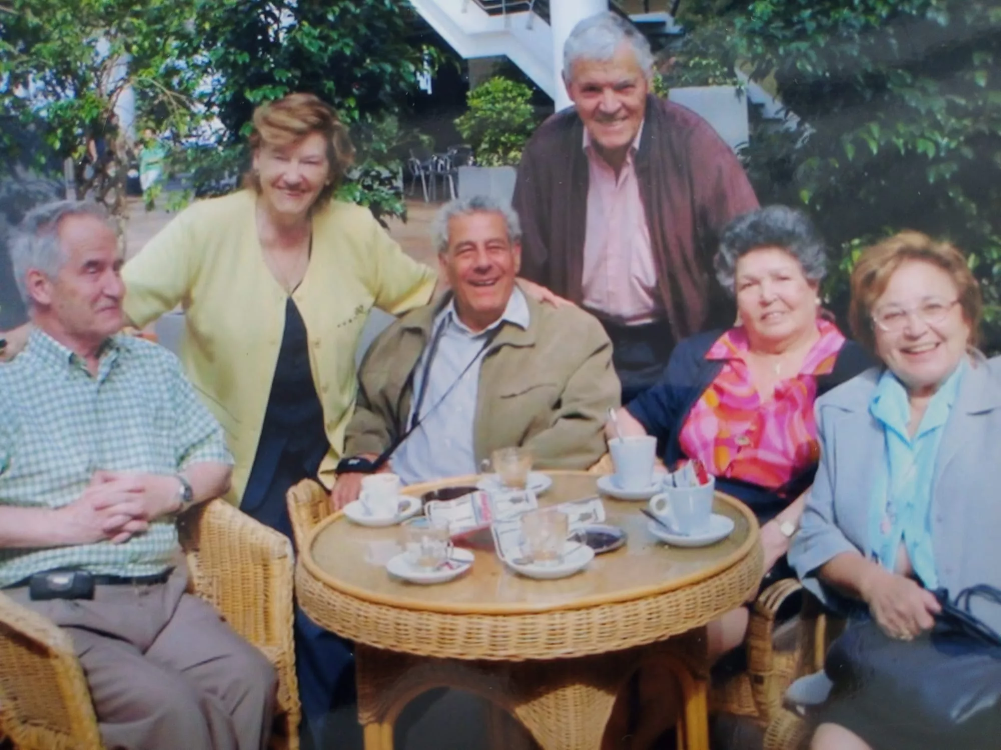 Consuelo Argüelles, segunda por la izquierda, con sus hermanos y cuñadas