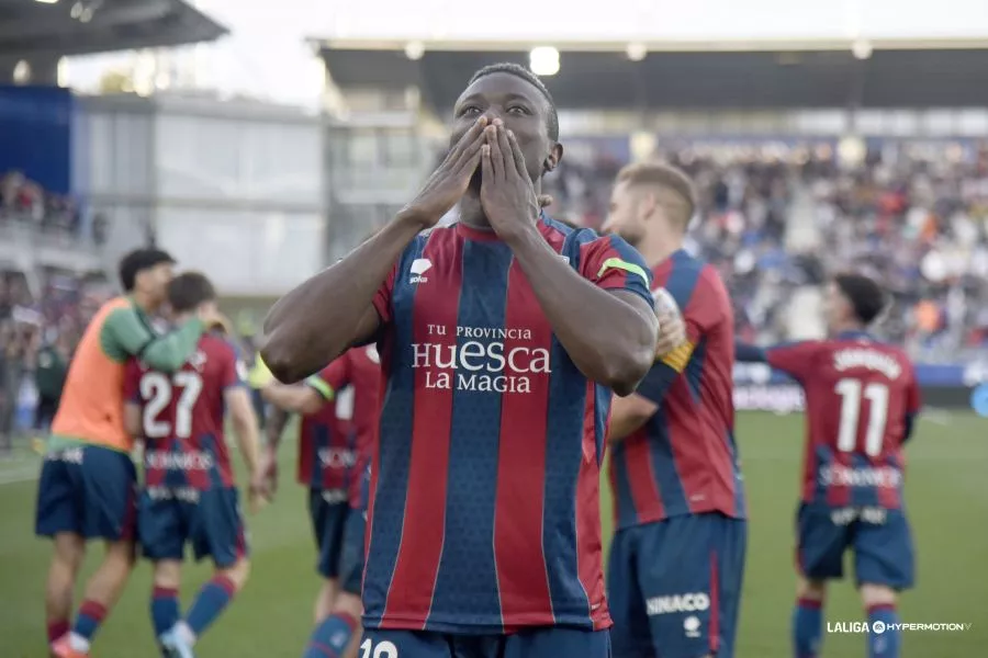 Soko lanza besos a la grada en la celebración de su gol ante el Granada. Foto. LaLiga