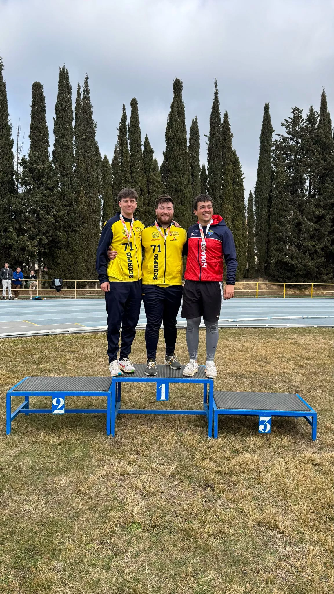 Los hermanos Díaz y Lorien Buil en el podio de martillo