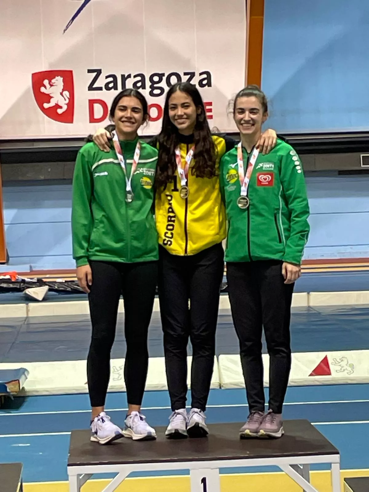 Podio 60 vallas con Carmen Escario y Lucía Torres Sub20