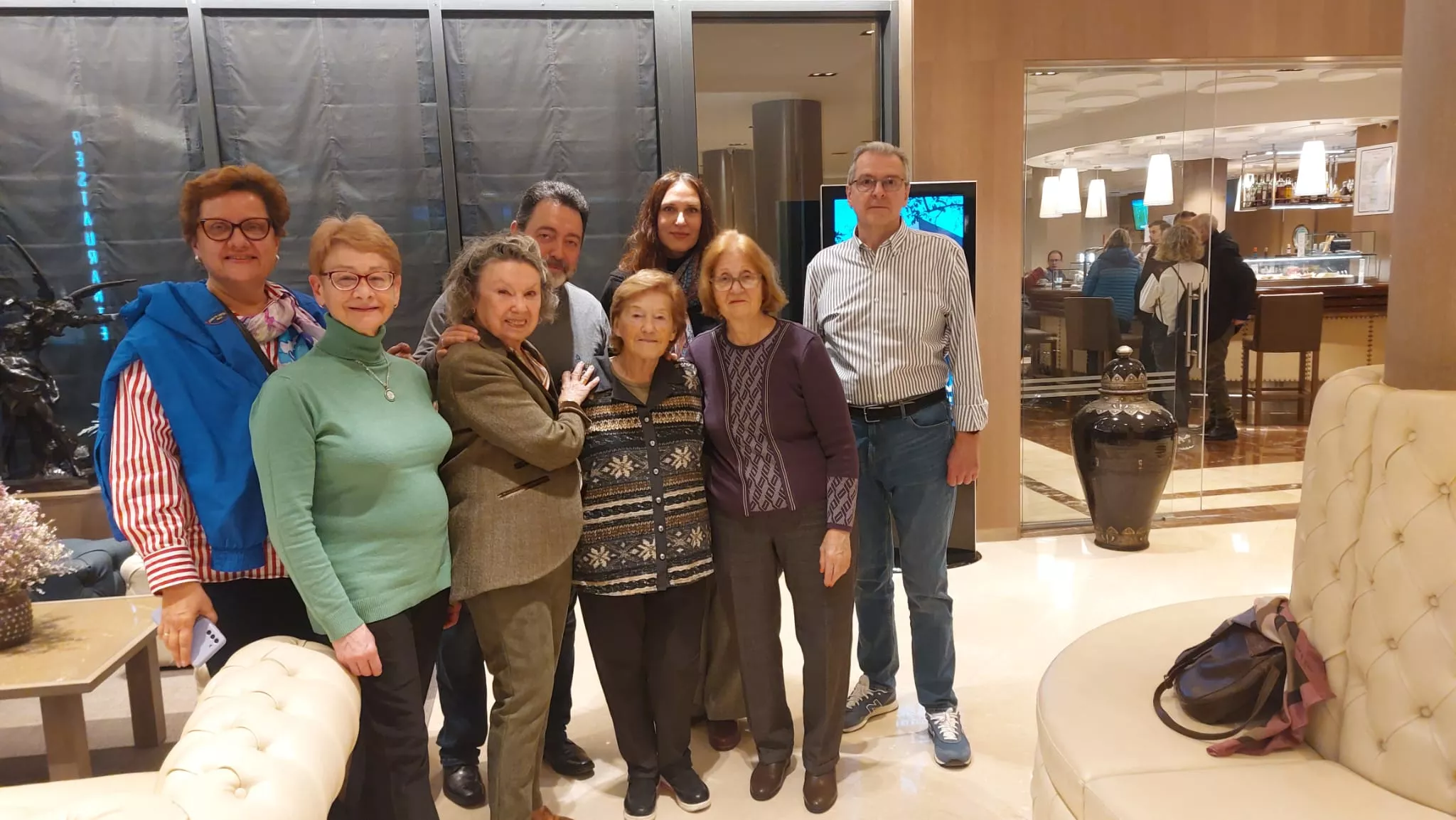 María Sánchez Puig con Consuelo Argüelles, Dmitry Sokolov, Carlos Pérez y otros participantes en torno al Foro, en el Hotel Pedro I de Aragón