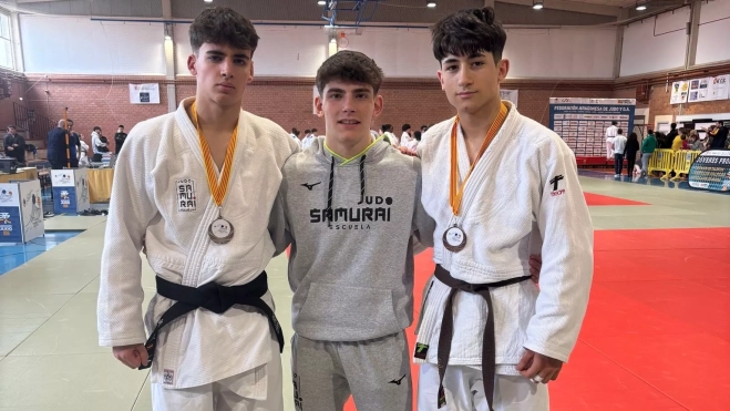 Luis y Saba, de la Escuela Samurai, con sus medallas. Luis y Saba, de la Escuela Samurai, con sus medallas.