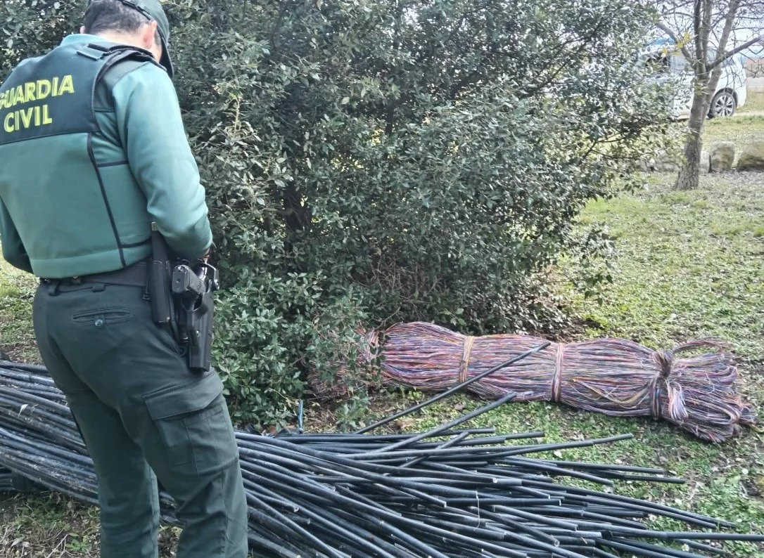 Un agente de la Guardia Civil observa parte del cable robado