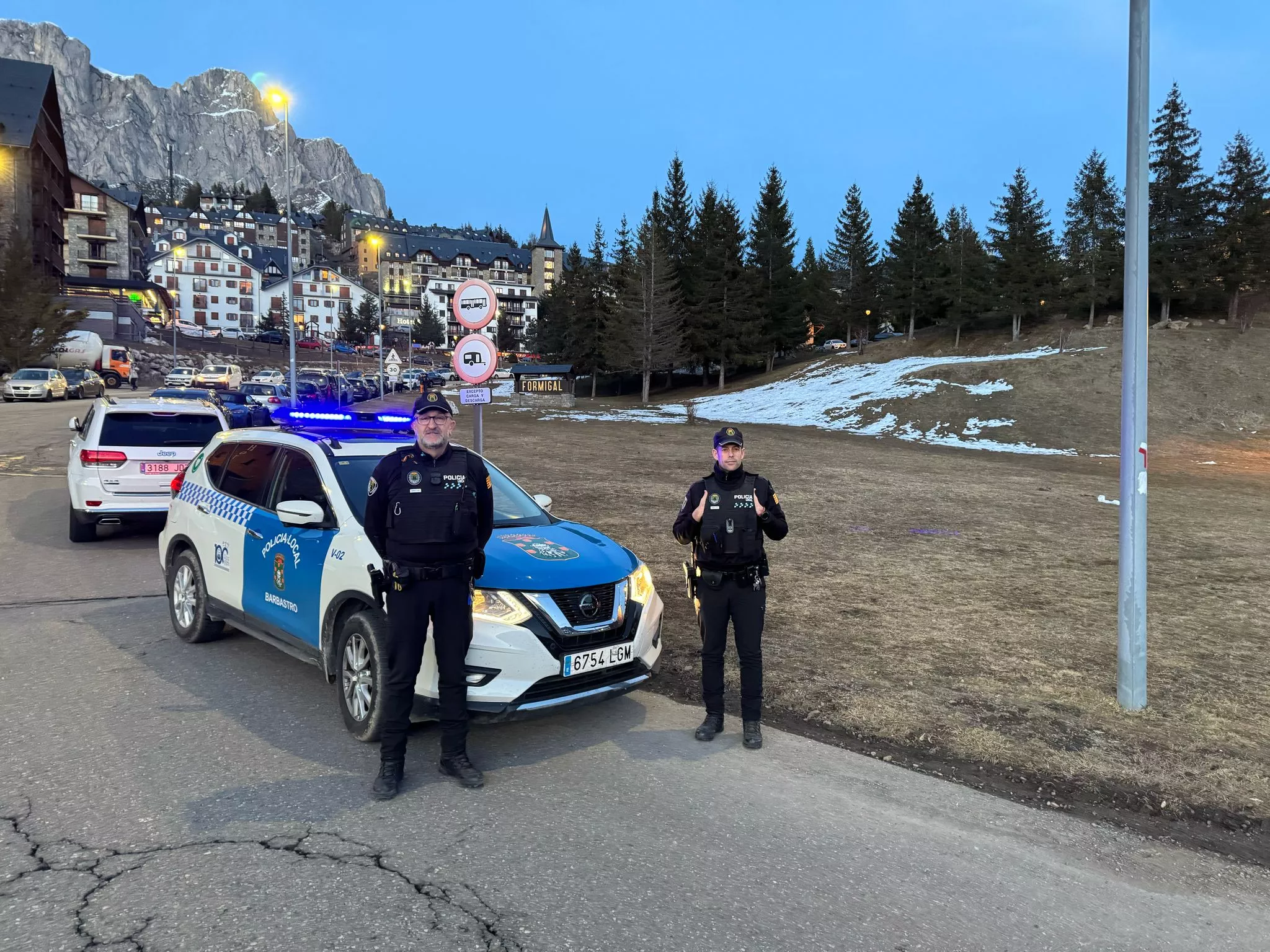 Dos agentes de la Policía Local de Barbastro en Sallent de Gállego.