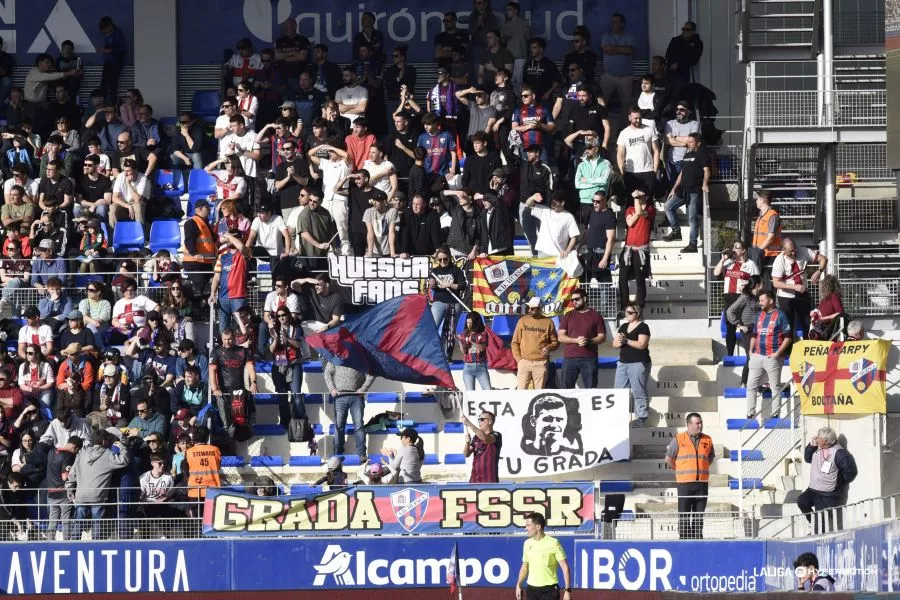Alcorazados desplegó una pancarta en reconocimiento al trabajo de Antonio Hidalgo. Foto: LaLiga