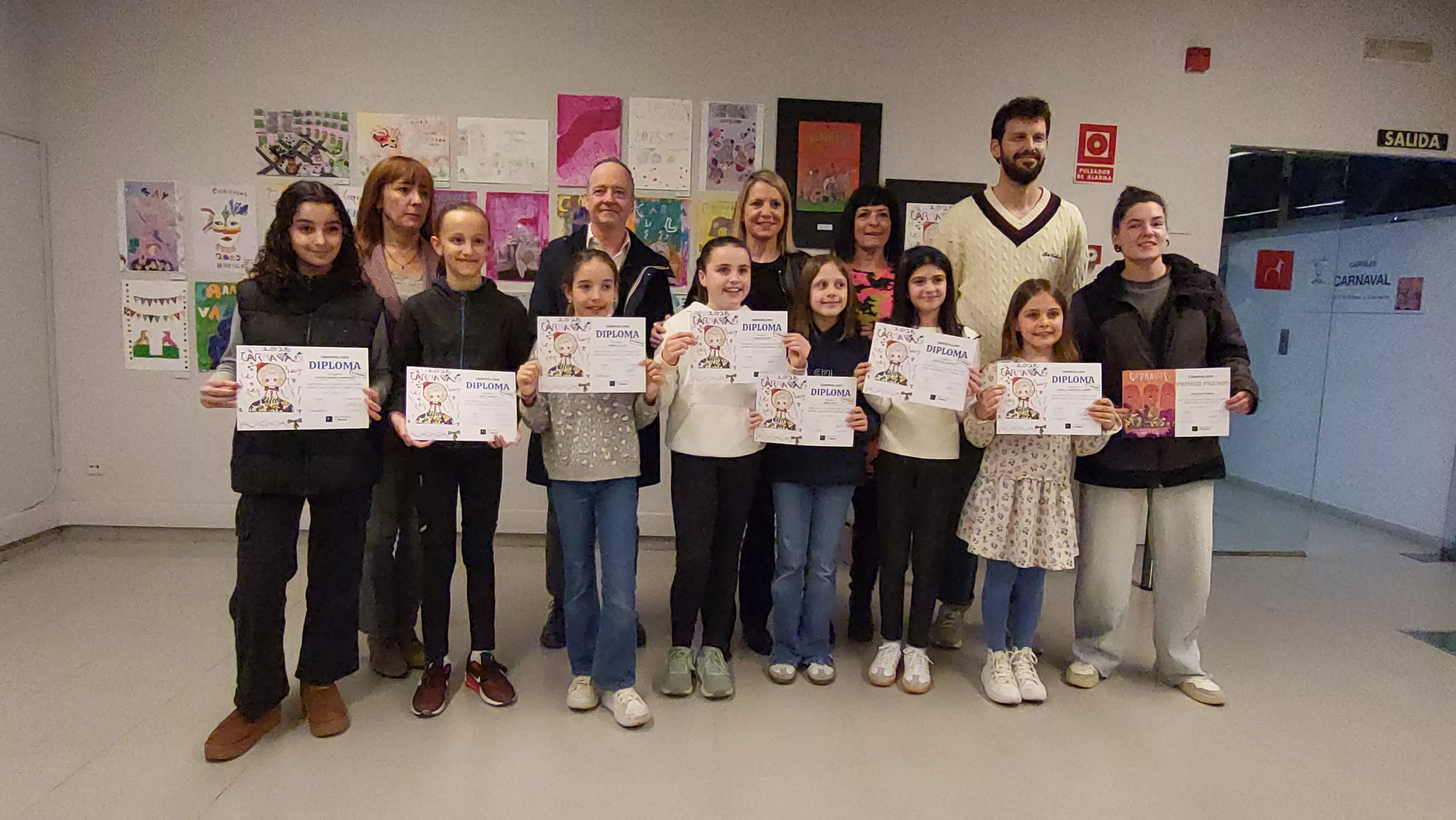 Los ganadores del concurso de carnaval tras recibir los premios, con los representantes municipales. Los ganadores del concurso de carnaval tras recibir los premios, con los representantes municipales.