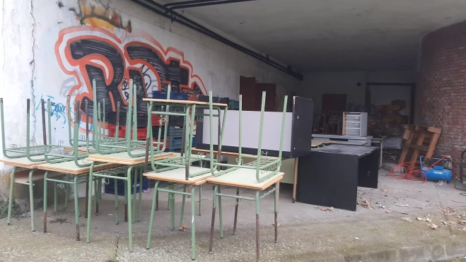 Mobiliario del antiguo colegio San José de Calasanz de Fraga.