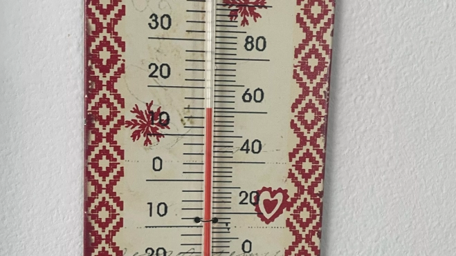 Termómetro con poco más de dieciséis grados