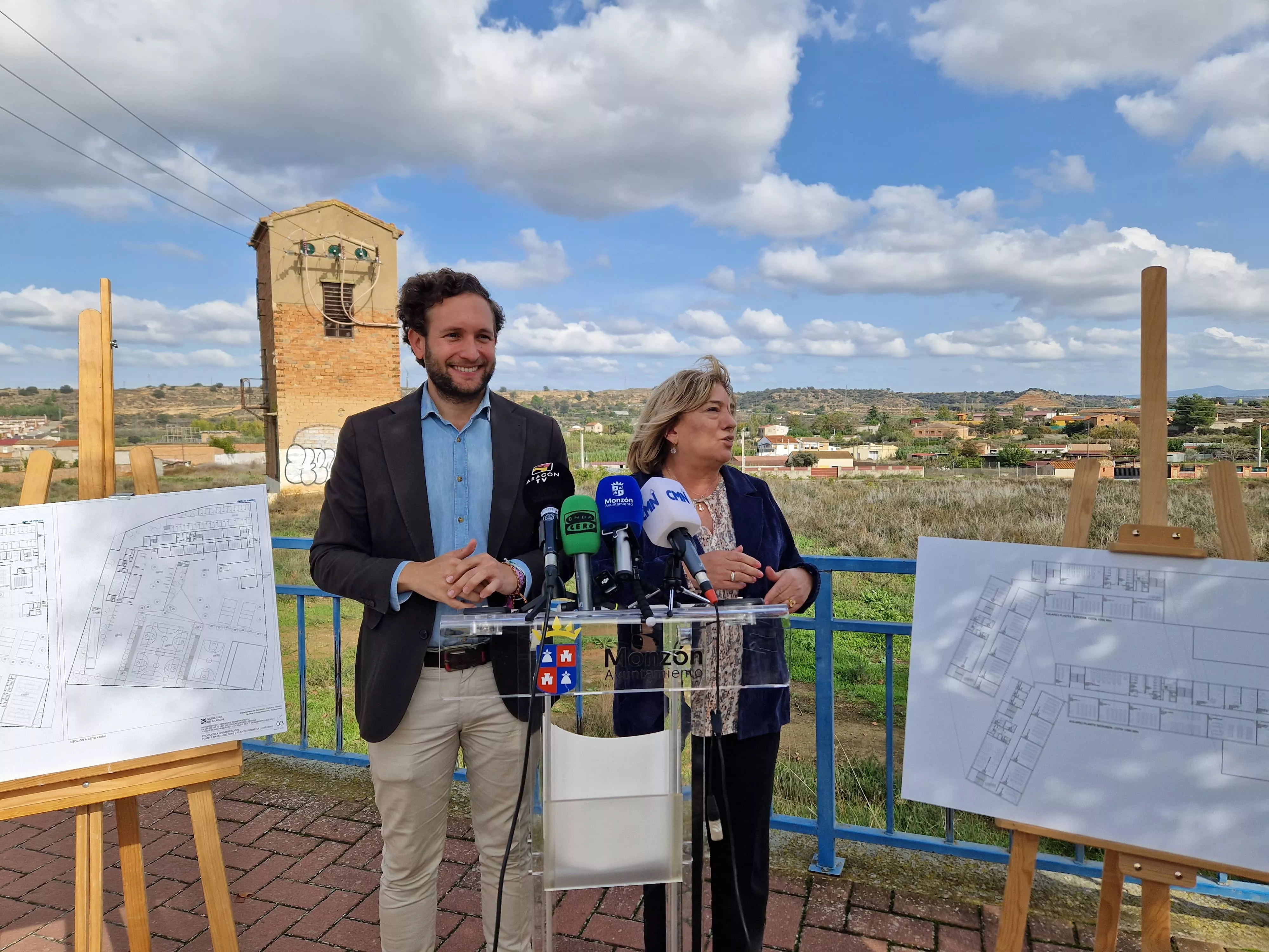 La consejera y el alcalde han visitado los terrenos donde se levantará el nuevo instituto de Monzón. La consejera y el alcalde han visitado los terrenos donde se levantará el nuevo instituto de Monzón.