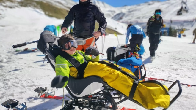 Con material adaptado y la ayuda de profesionales, esquiar ha sido posible para todos. Con material adaptado y la ayuda de profesionales, esquiar ha sido posible para todos.