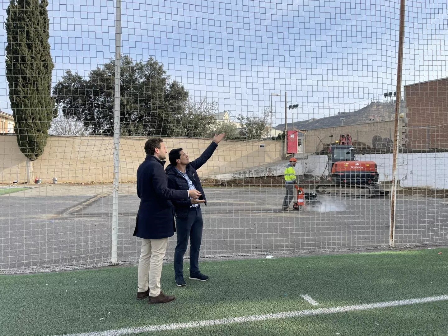 Claver y Martín, en el inicio de las obras del campo de fútbol de Monzón. 