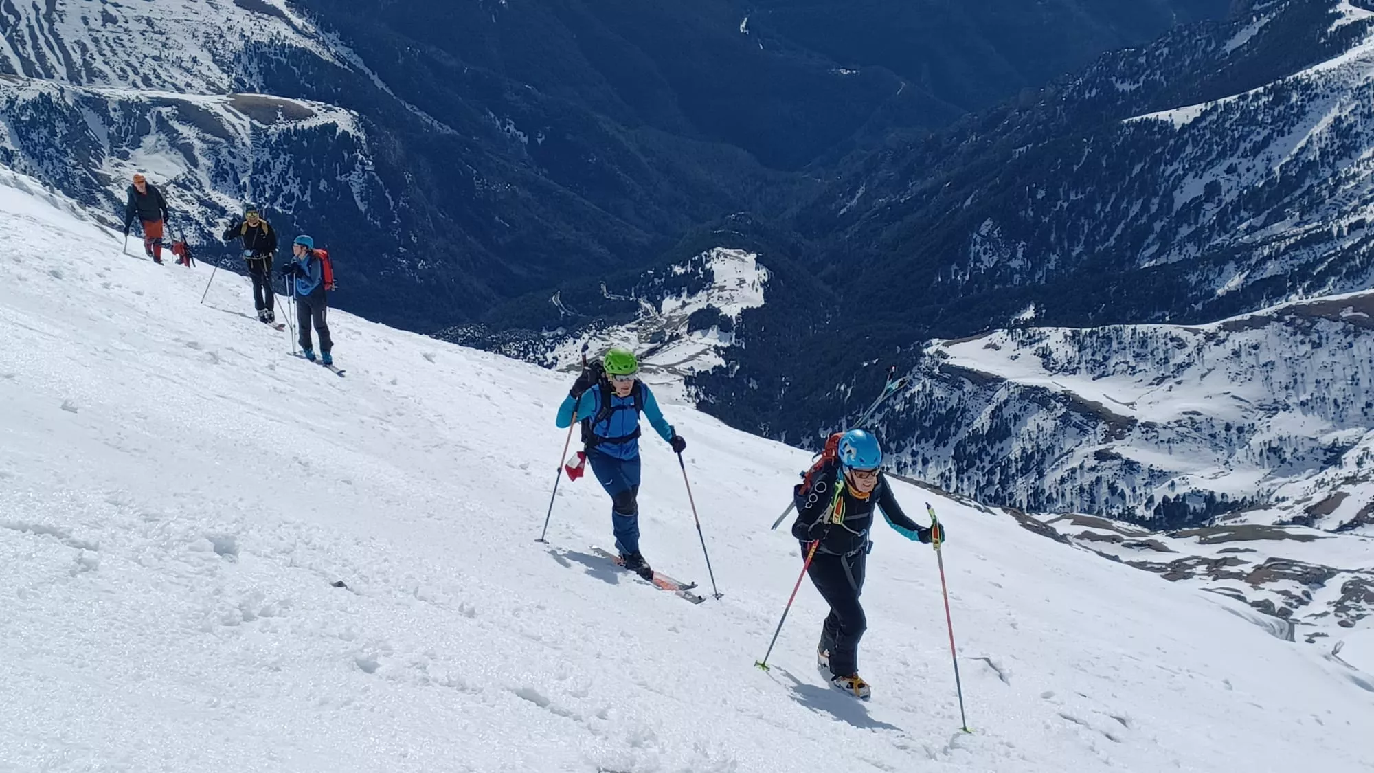 Ascenso por la inclinada vertiente.