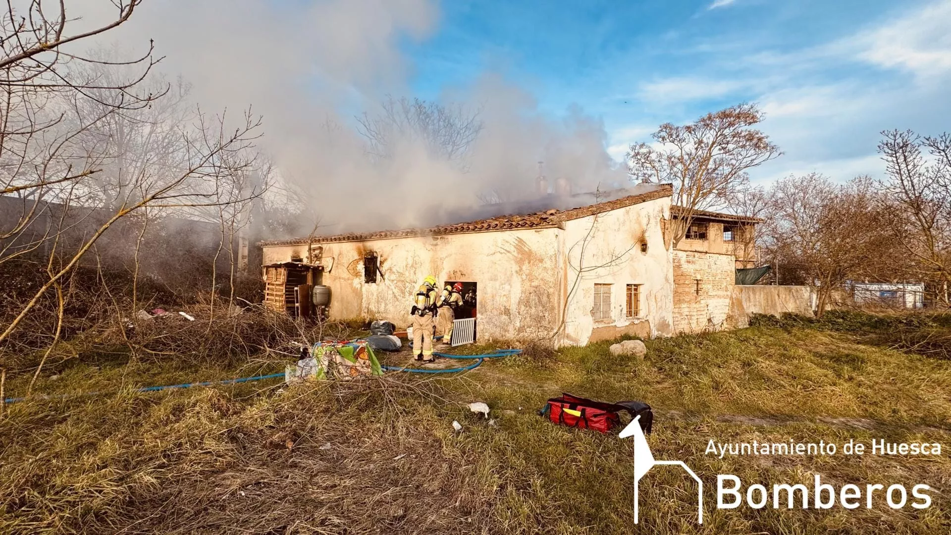 Los Bomberos de Huesca han tenido que sofocar el incendio declarado en la casa. Los Bomberos de Huesca han tenido que sofocar el incendio declarado en la casa.