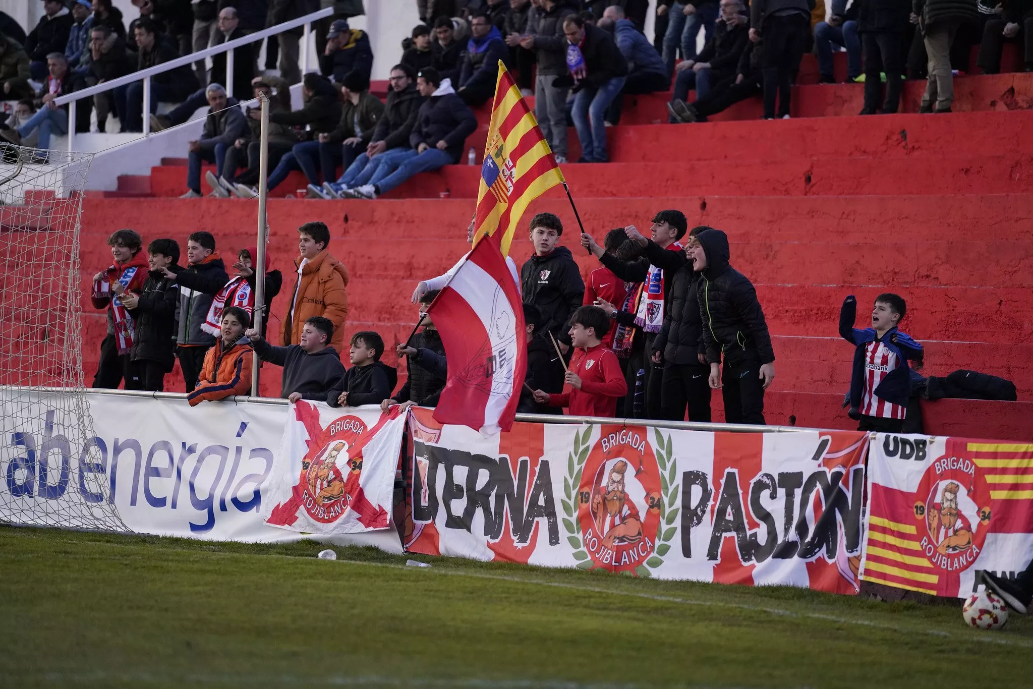 Afición del Barbastro en un partido. Foto: @fotomaniafut/Daniel Vidal