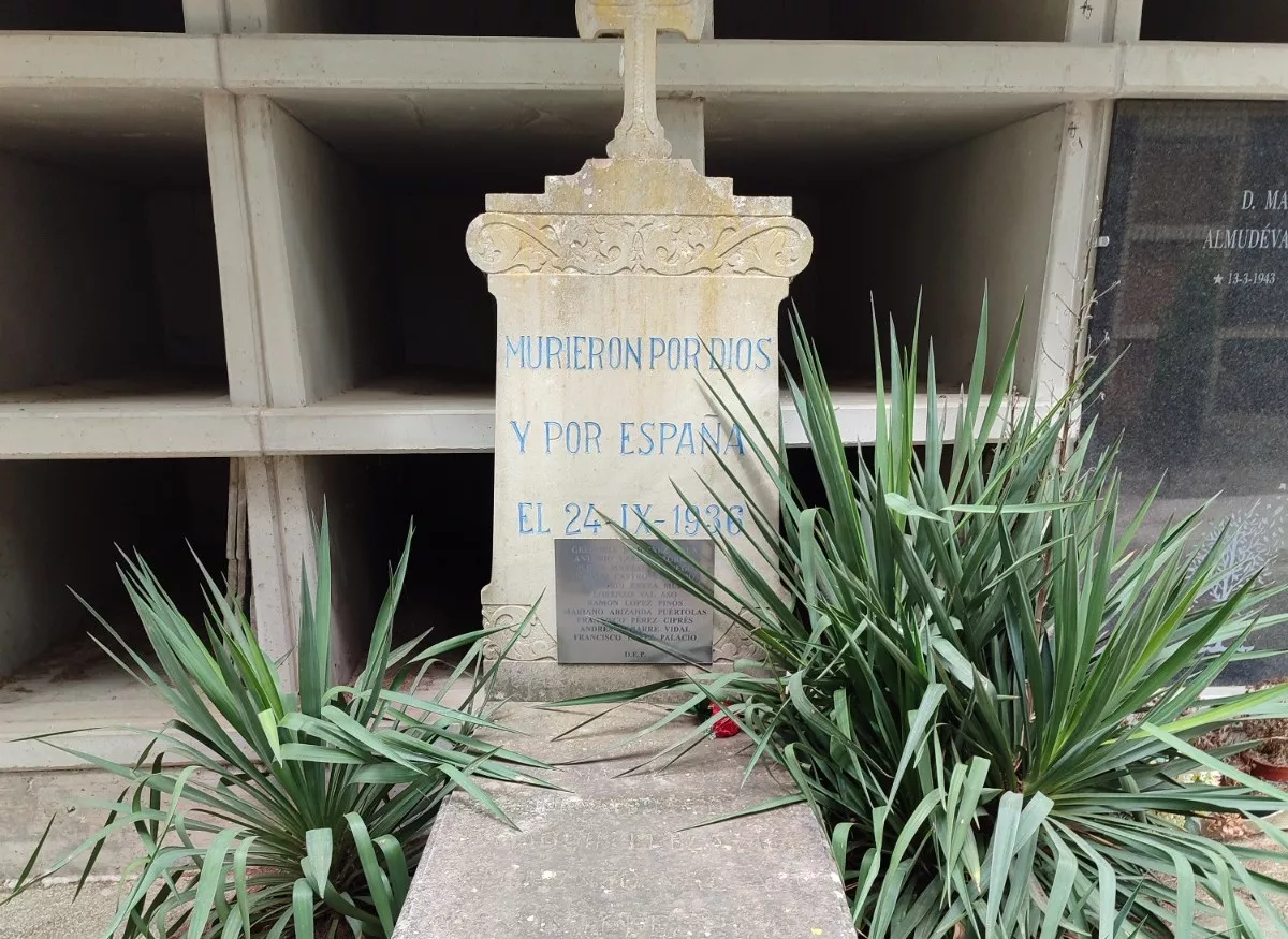 Monumento franquista en el cementerio de Sesa. Monumento franquista en el cementerio de Sesa.