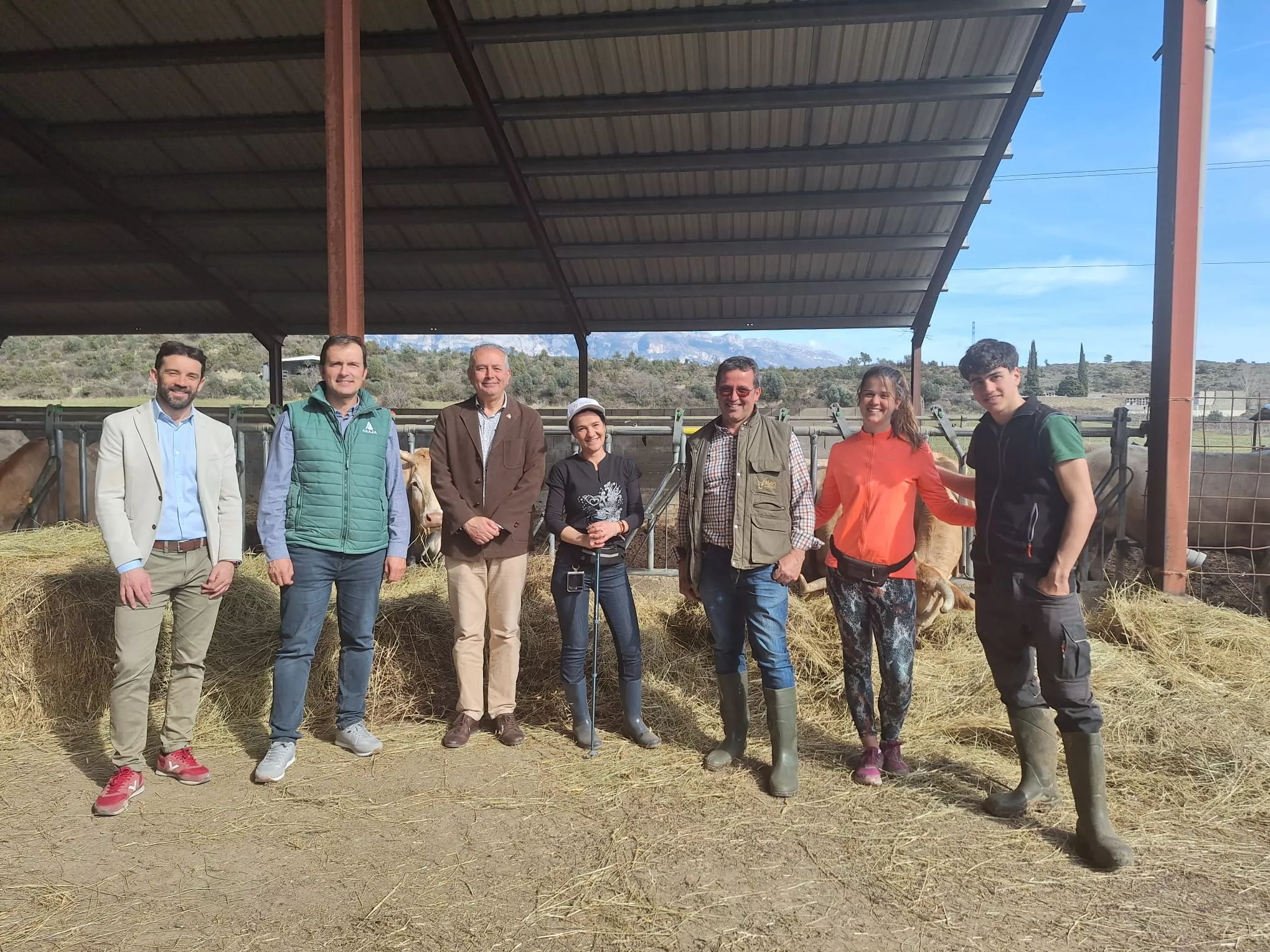 Visita de Carlos Campo a la explotación de Luis Lascorz, incluida en el Programa Cultiva.