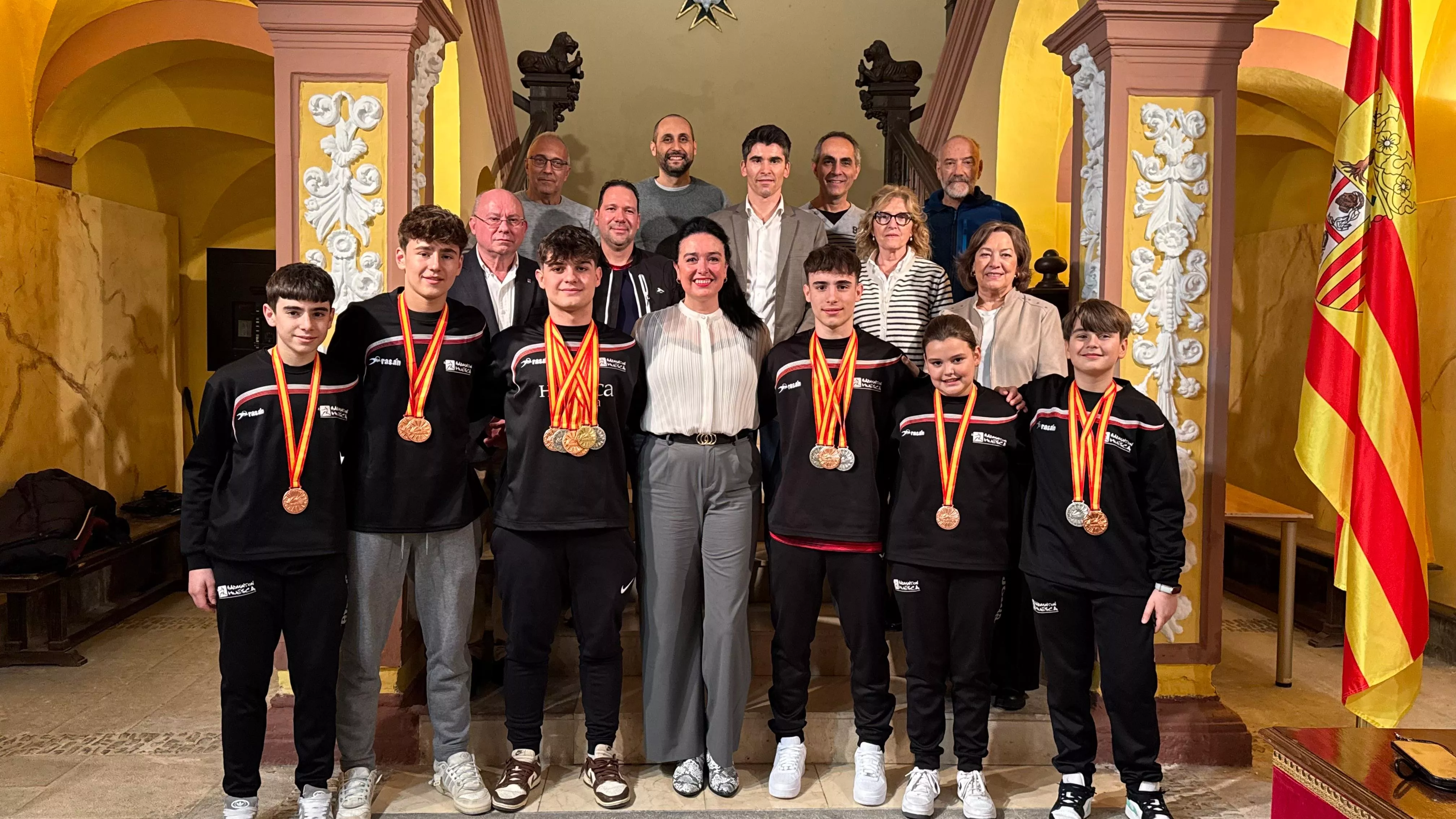 Lorena Orduna junto a los deportistas, miembros del club y de la Corporación en la recepción.