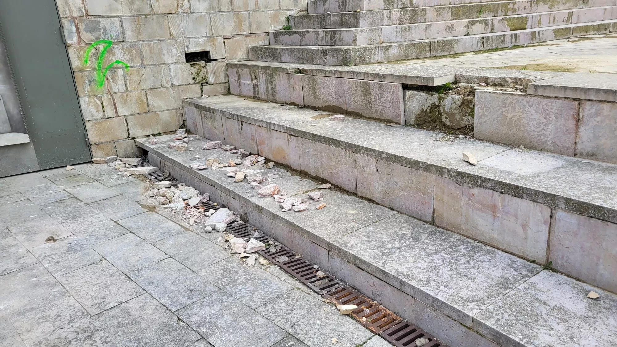 Desperfectos en la plaza General Alsina