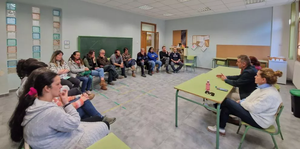 La reunión con las familias en la escuela de Plan