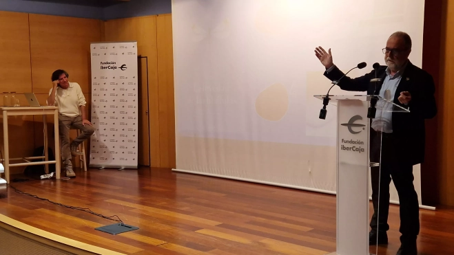 José Manuel Ramón y Cajal, presentando a Carlos López-Otín. Foto Myriam Martínez