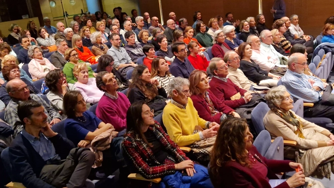 Asistentes a la conferencia, en la Fundación Ibercaja Huesca. Foto Myriam Martínez