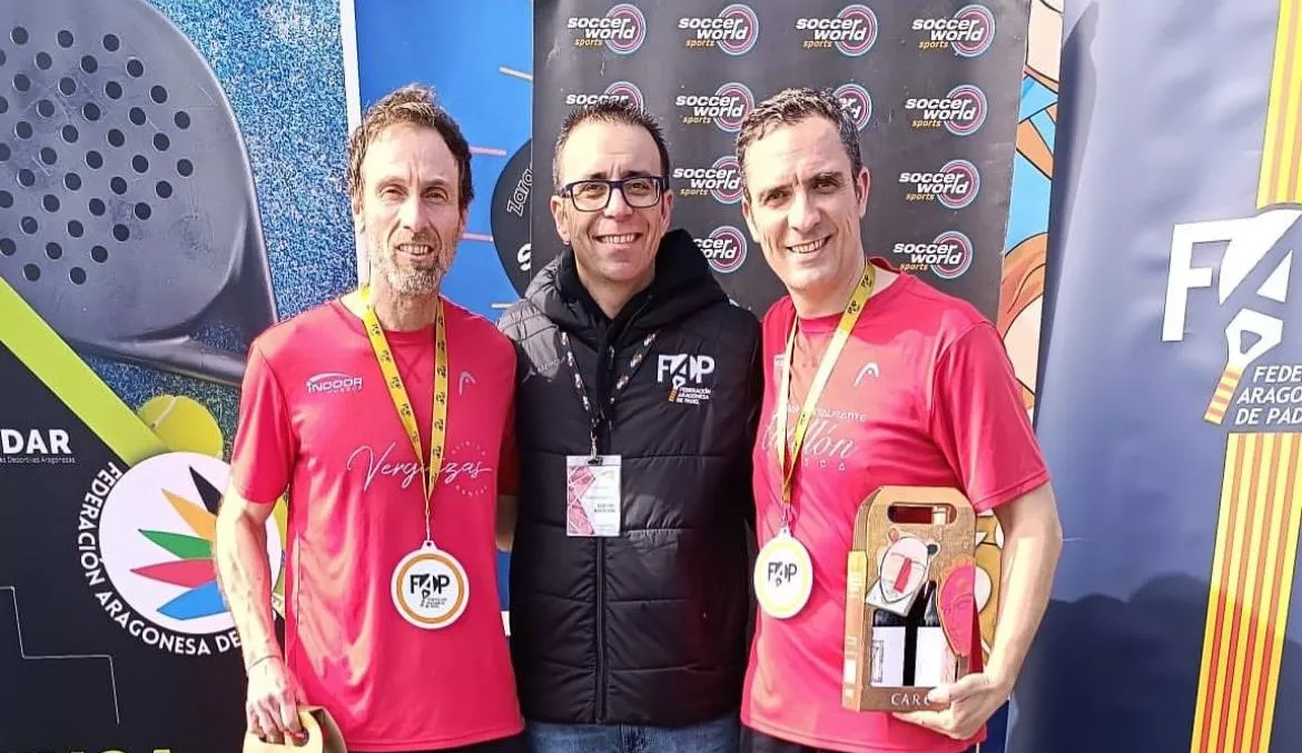 Dani Verguizas conseguía el campeonato de Aragón +40 junto a su compañero Jorge Laviña. Tenis Osca brilla en el Regional de pádel por parejas.