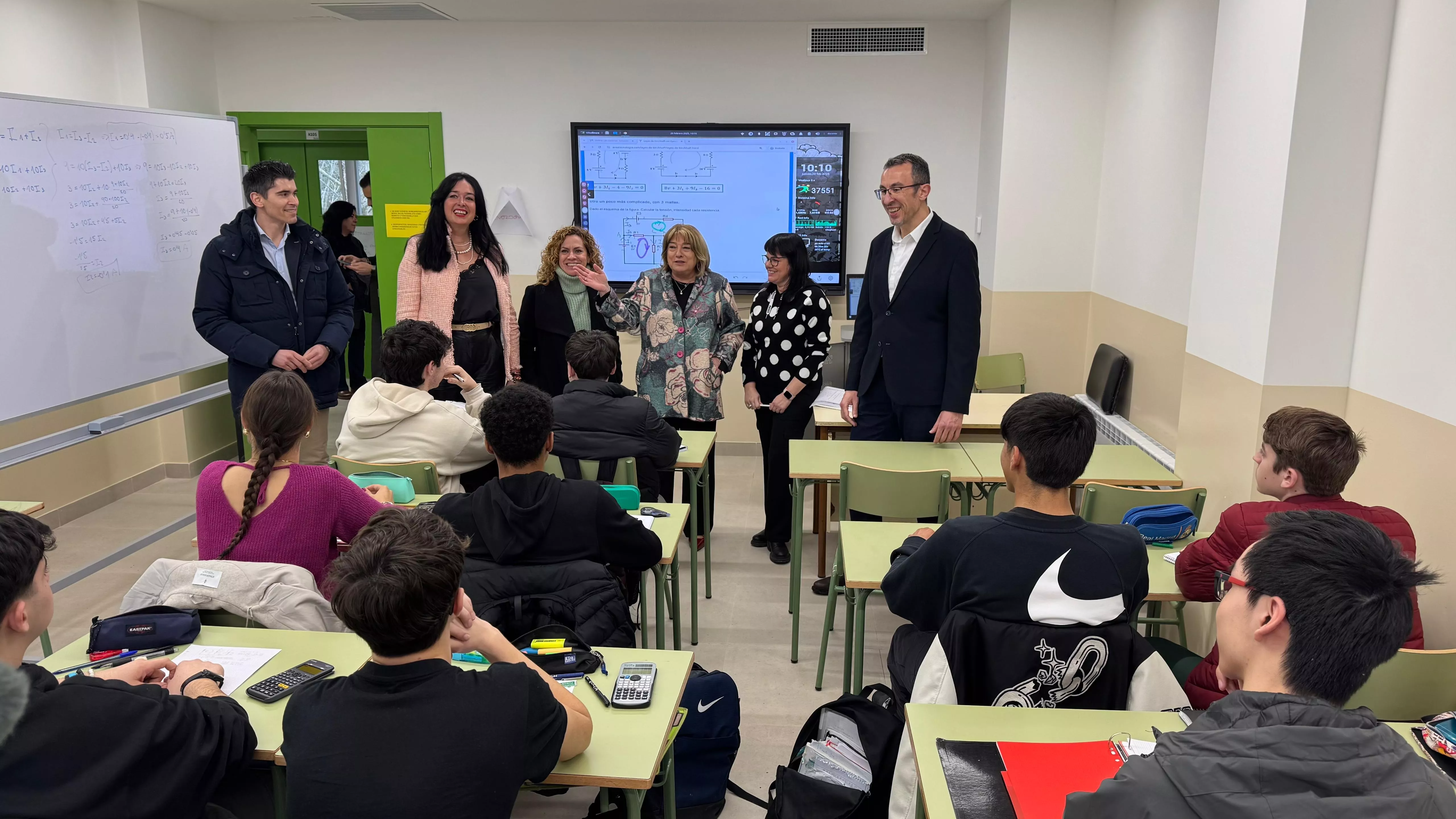 La consejera y la alcaldesa en un aula del Instituto Sierra de Guara