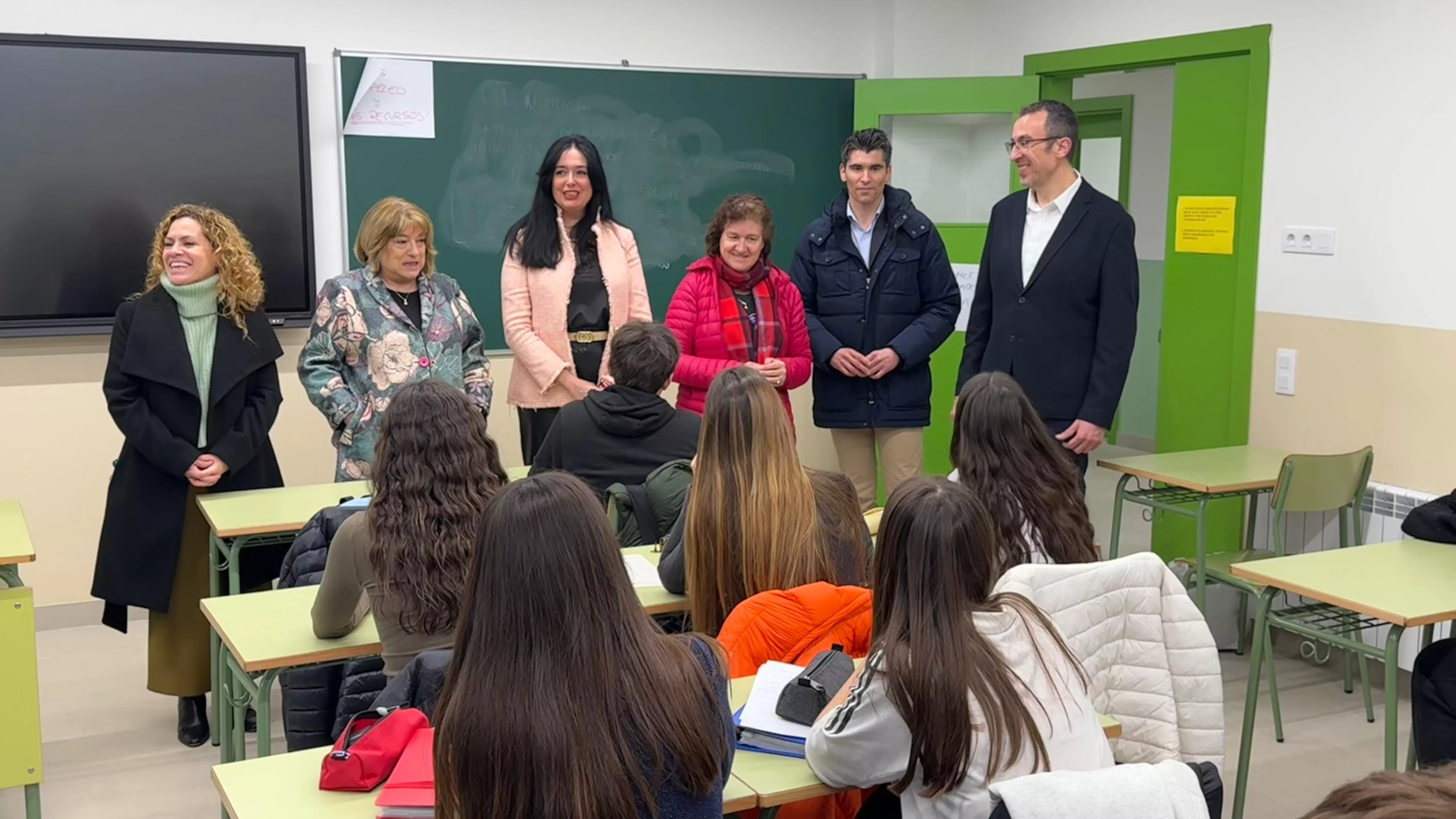 Tomasa Hernández en un aula del Sierra de Guara