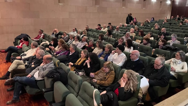 Asistentes a las charlas en el salón de actos de la DPH.