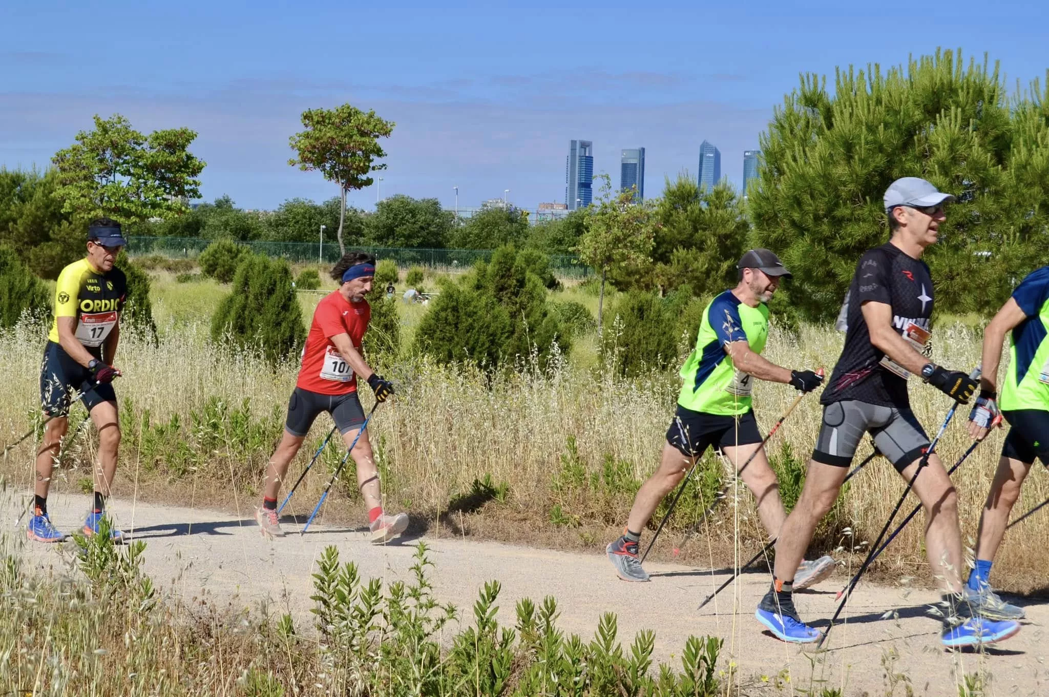 Foto de archivo de marcha nórdica.