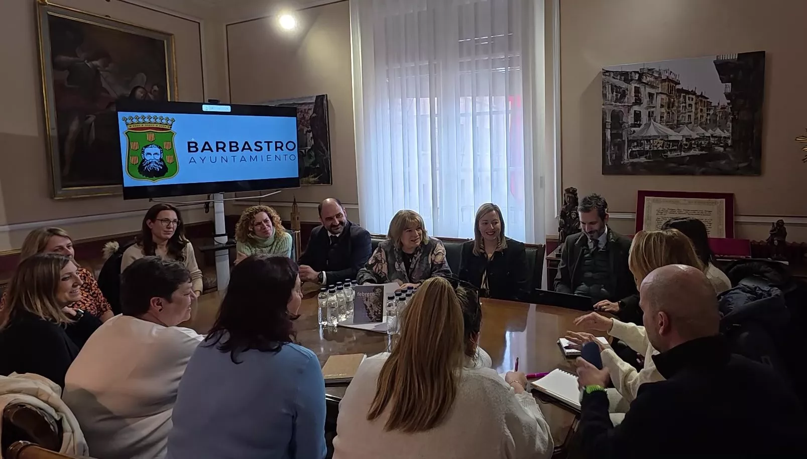 La consejera y el alcalde de Barbastro en la reunión con los directores de los centros educativos