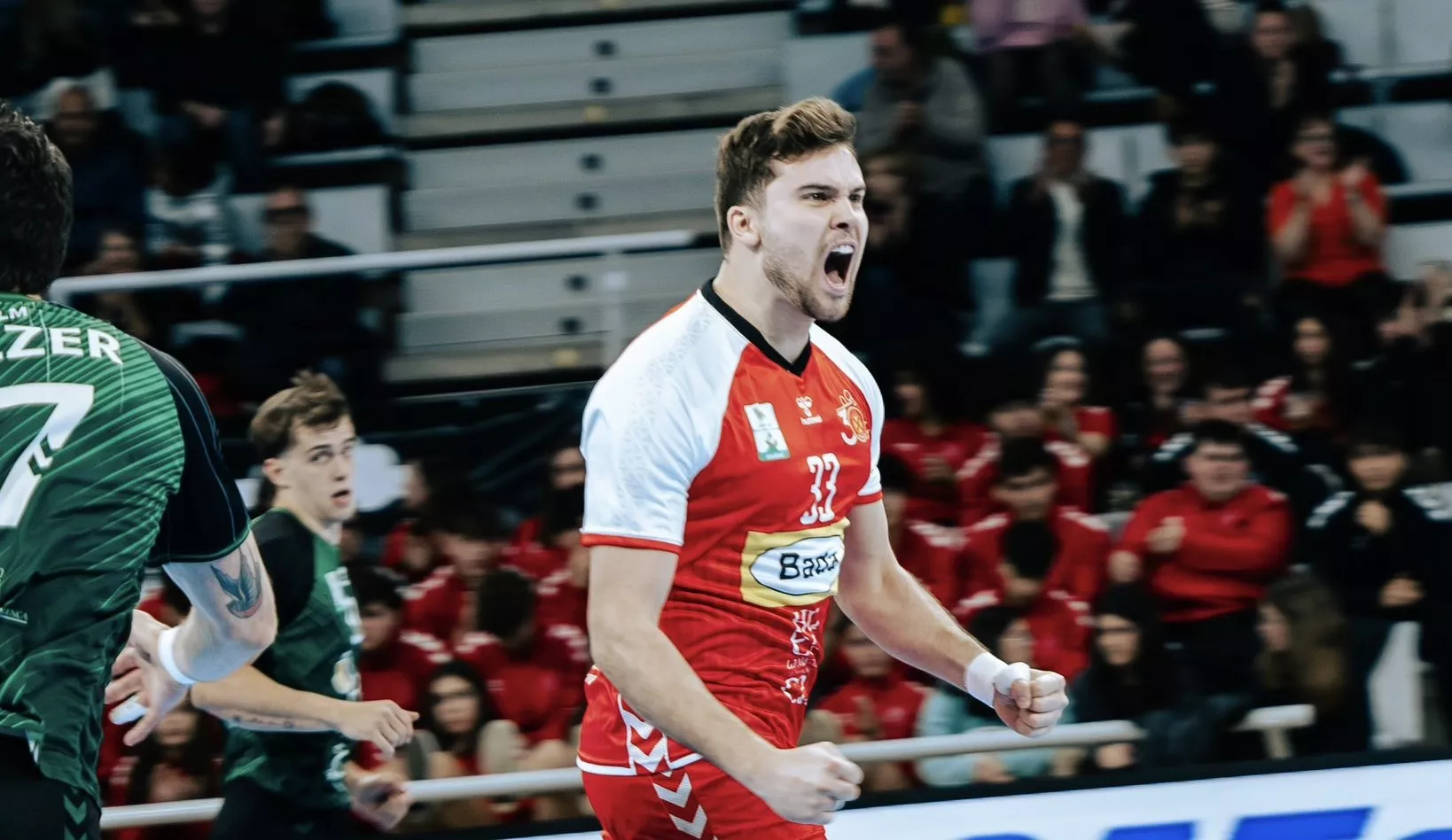 Artur Parera, jugador de Bada Huesca, celebra un gol ante Cuenca en el Palacio. Foto: Jesús Barrabés