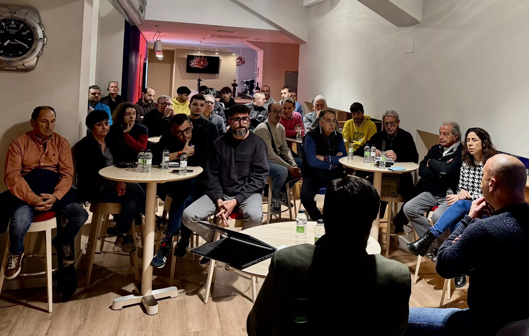 Peñistas se reúnen con el Huesca en El Alcoraz.