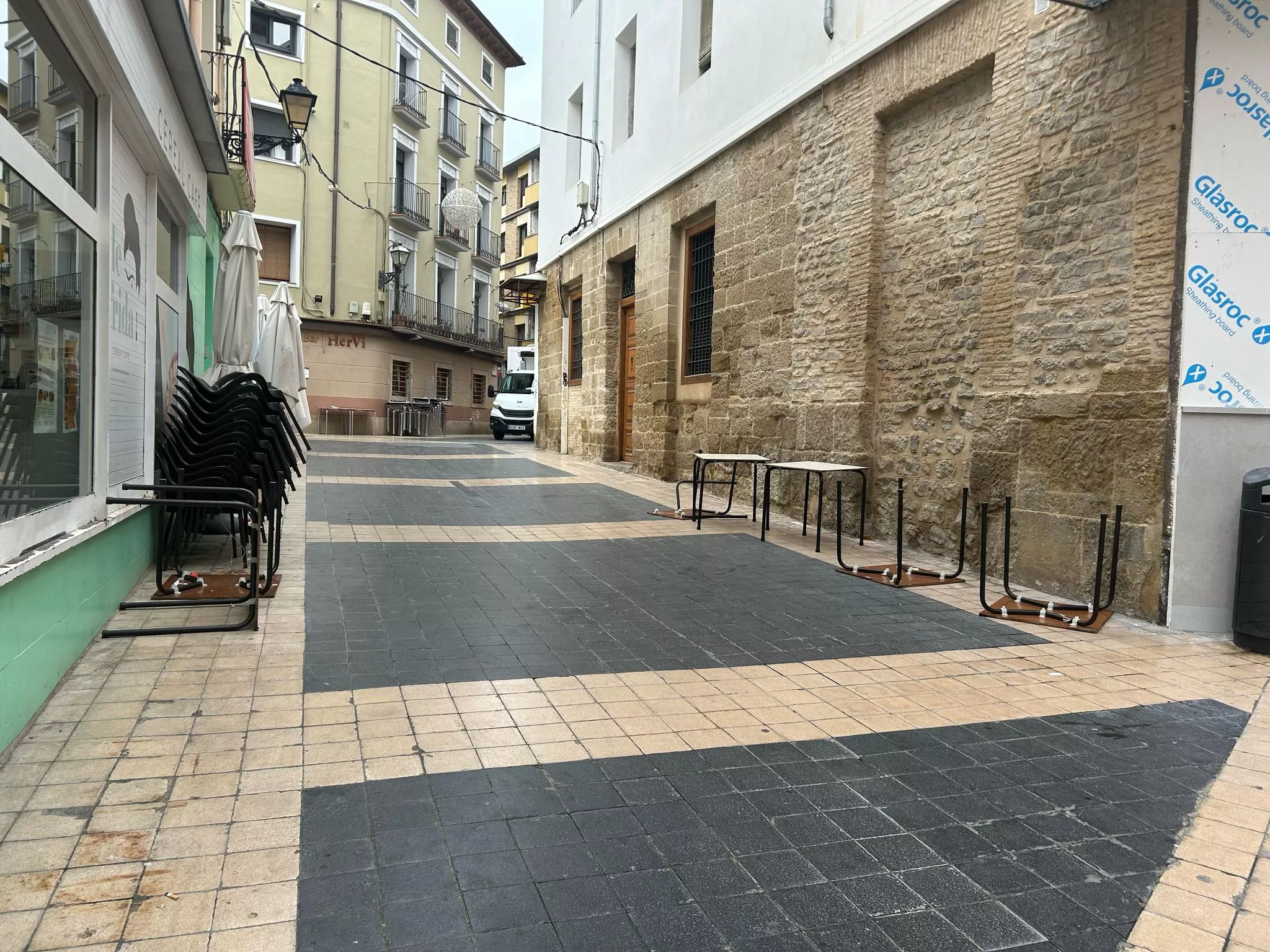 Mesas volcadas en una calle aledaña al establecimiento perjudicado. Mesas volcadas en una calle aledaña al establecimiento perjudicado.