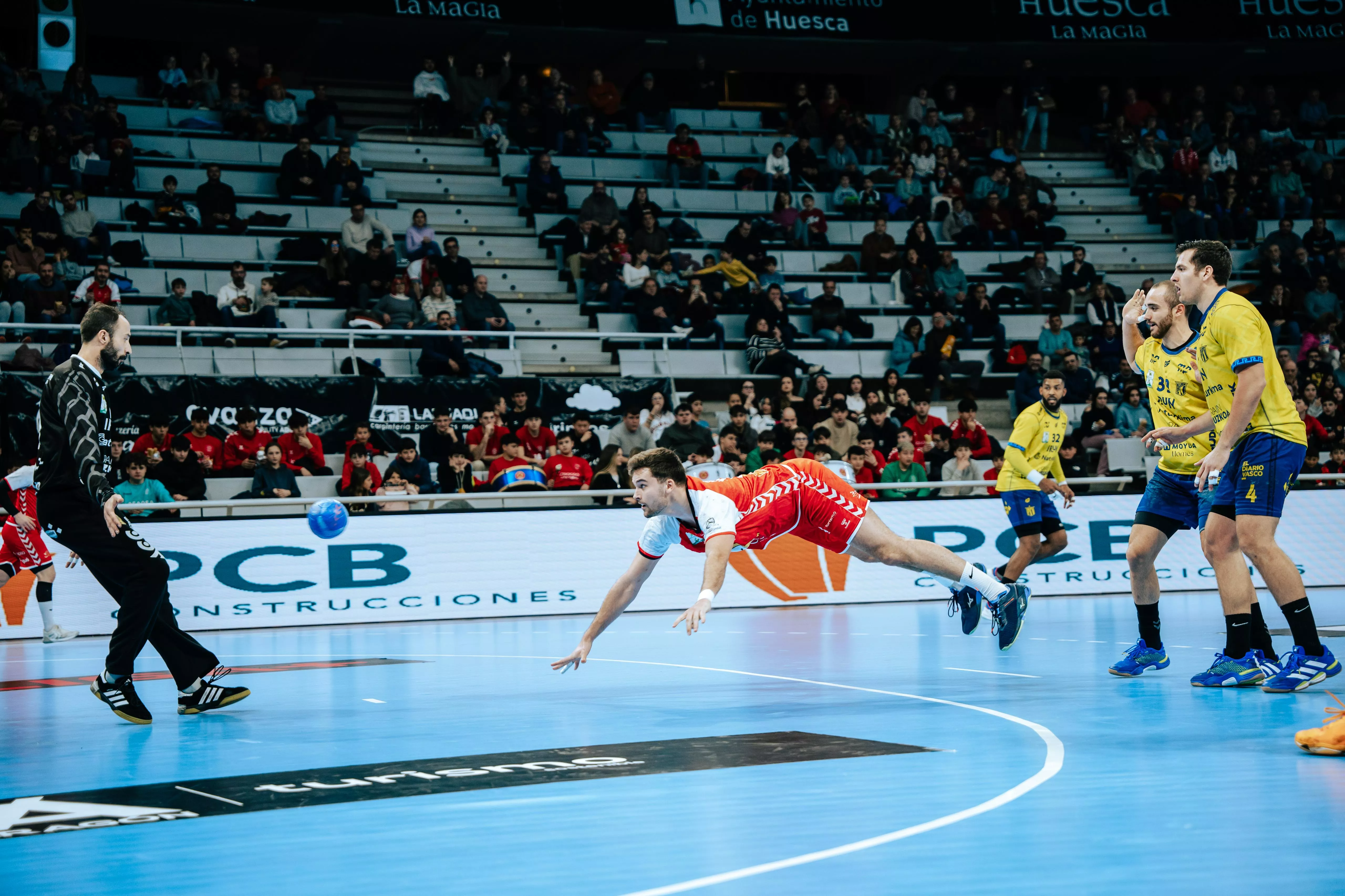 Artur Parera ante Leo Maciel. El catalán ha hecho un gran partido. Foto Jesús Barrabés