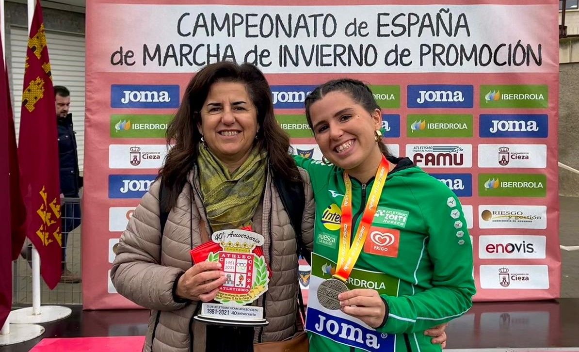 La oscense Eva Rico posa con la medalla junto a su madre.
