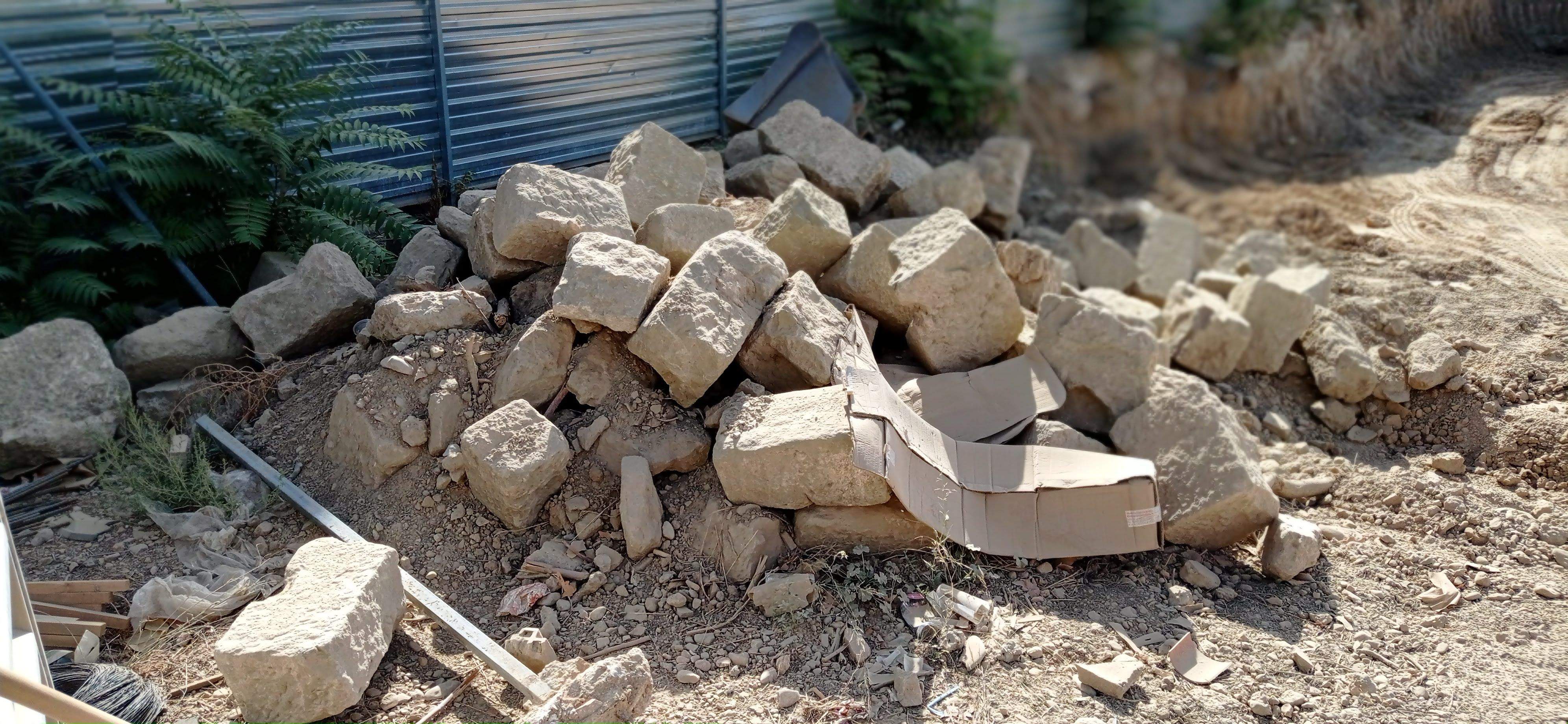 Sillares en el solar de La Merced