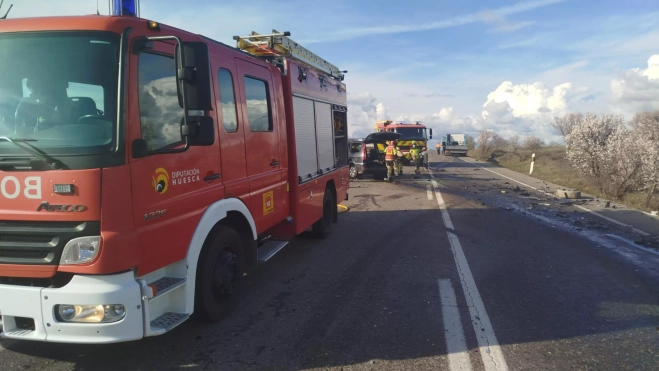 Los bomberos en el lugar del accidente en la N-240 en Castejón del Puente. Los bomberos en el lugar del accidente en la N-240 en Castejón del Puente.