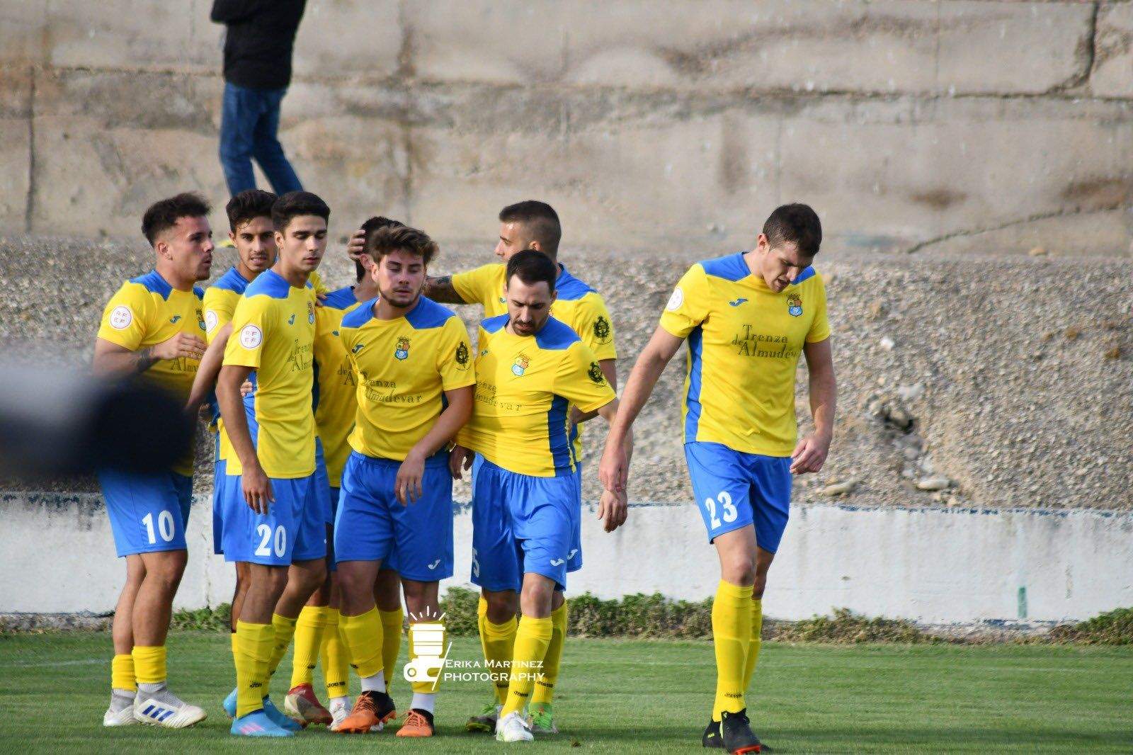 Los jugadores del Almudévar de Tercera RFEF celebran un gol. Foto: Erika Martínez