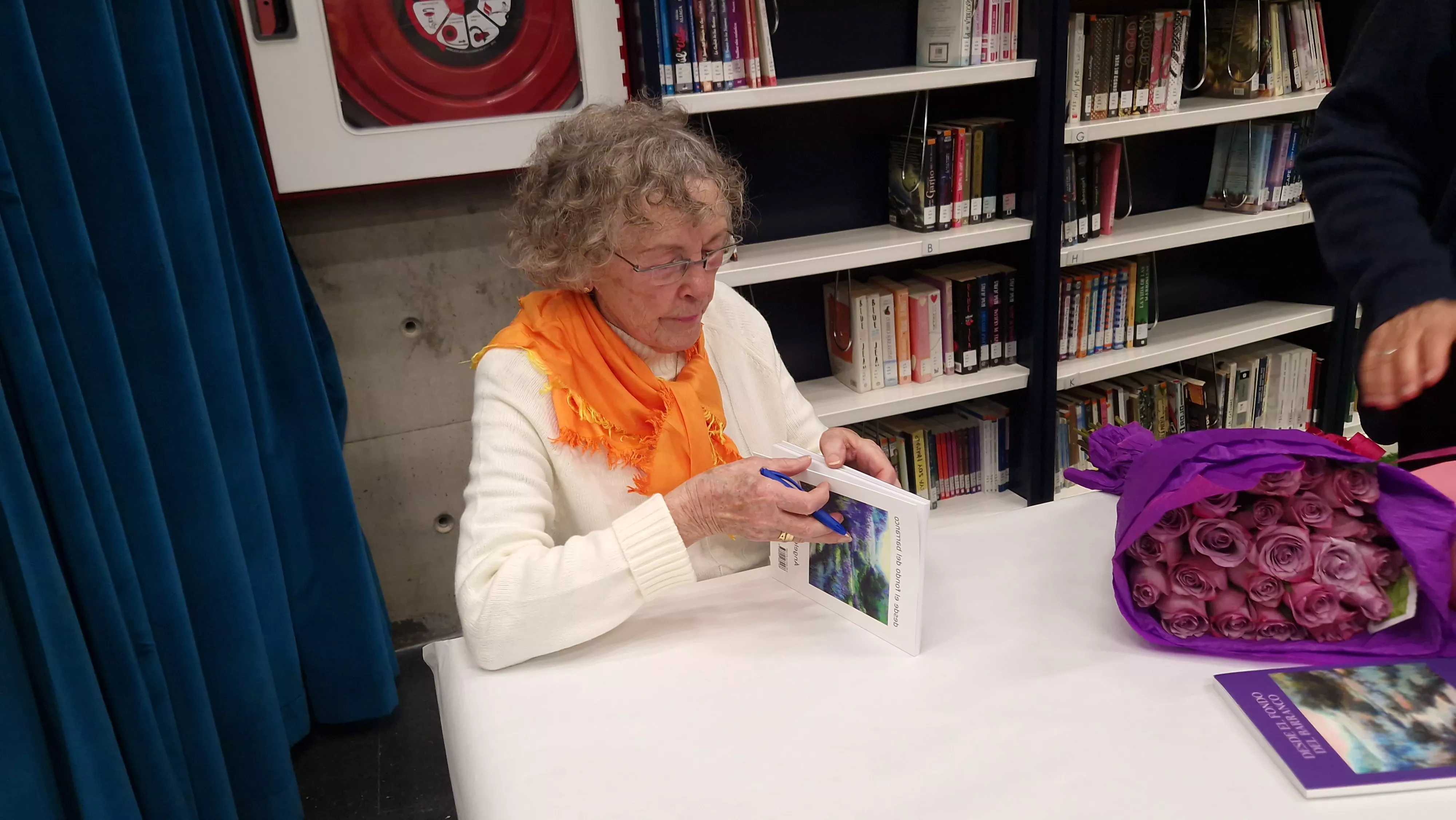 Ángeles Arbués Lorés, firmando ejemplares de "Desde el fondo del barranco". Foto Myriam Martínez