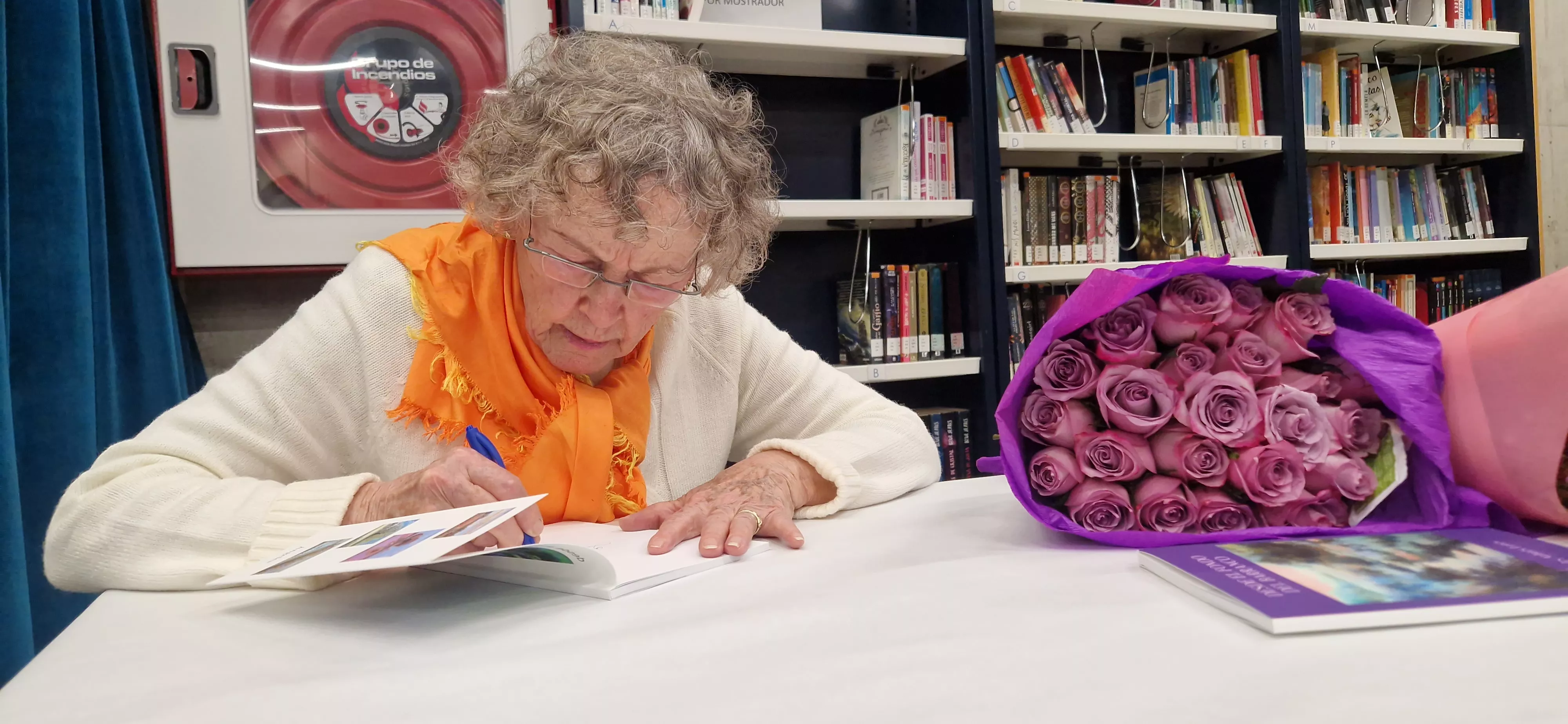 Ángeles Arbués Lorés, firmando ejemplares de "Desde el fondo del barranco". Foto Myriam Martínez