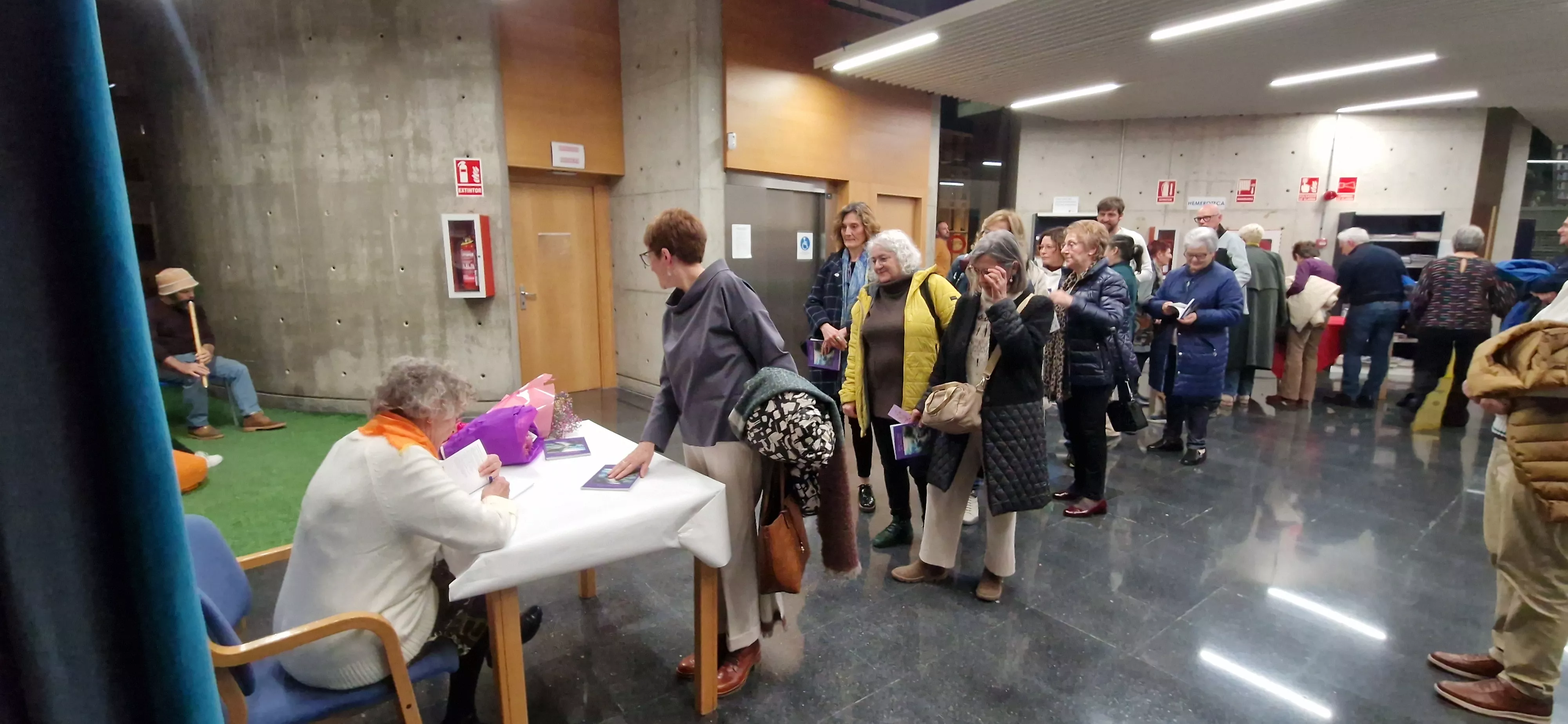 Ángeles Arbués Lorés, firmando ejemplares de "Desde el fondo del barranco". Foto Myriam Martínez