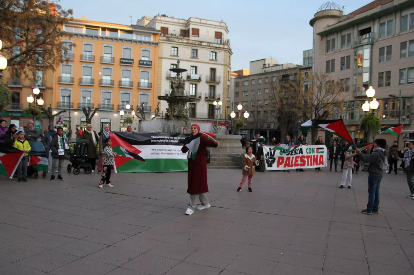 Enésima concentración en Huesca para exigir el STOP al genocidio palestino. Foto Carlos Neofato