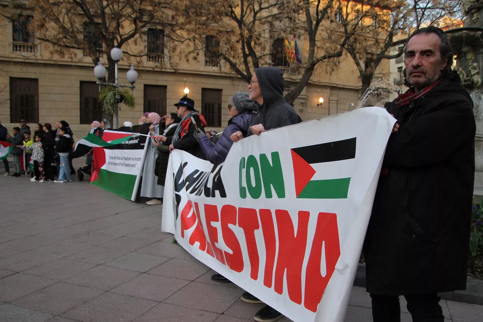 Enésima concentración en Huesca para exigir el STOP al genocidio palestino. Foto Carlos Neofato
