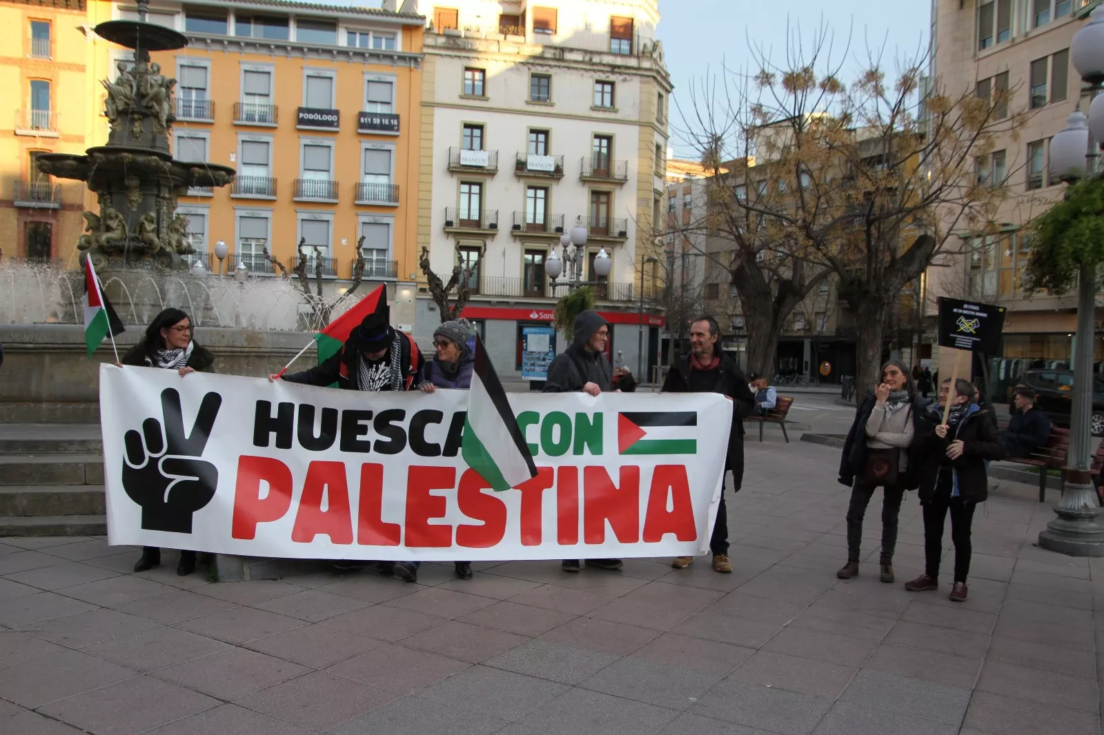 Enésima concentración en Huesca para exigir el STOP al genocidio palestino. Foto Carlos Neofato