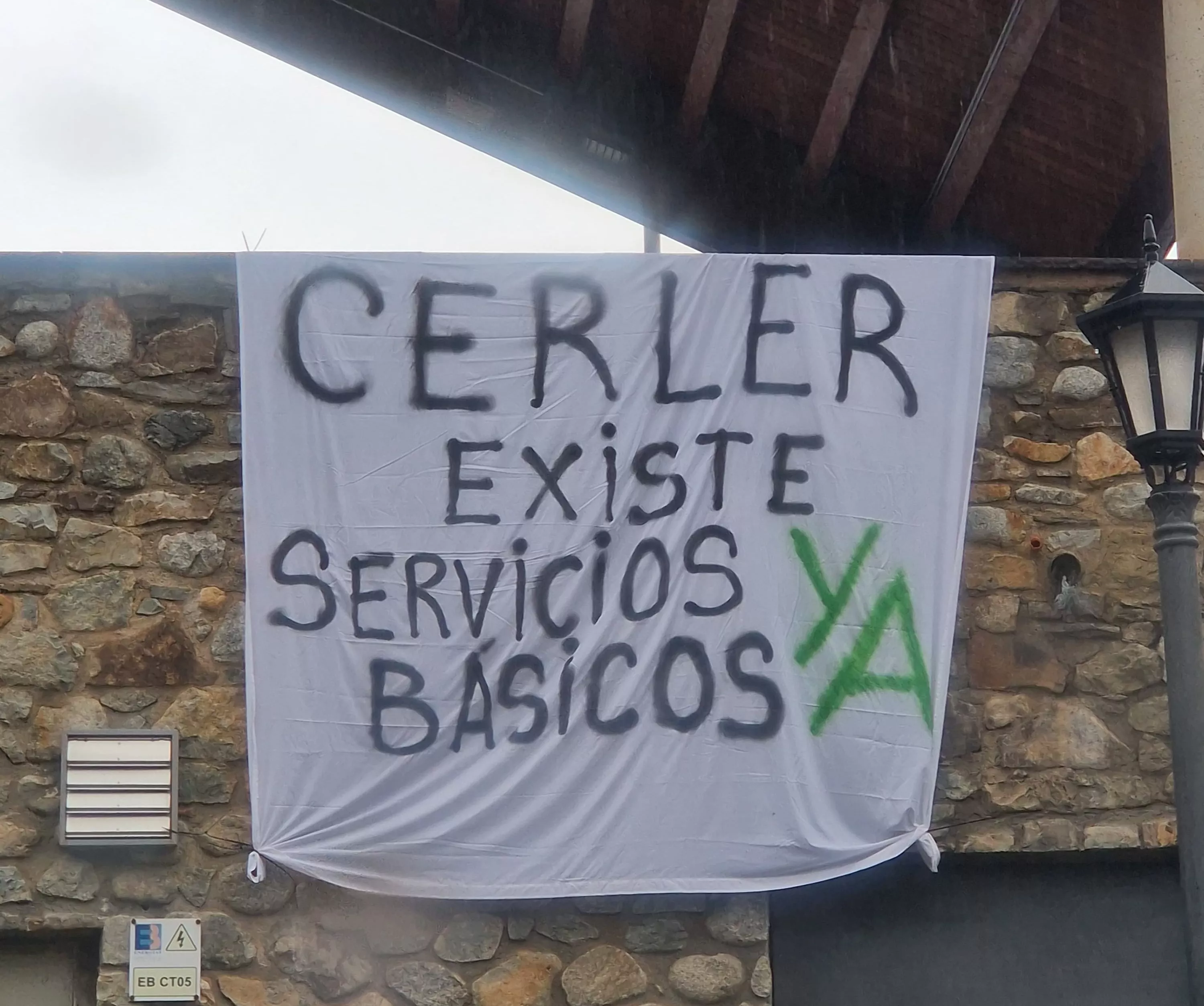 Una de las demandas de vecinos de Cerler expresada en una gran pancarta.
