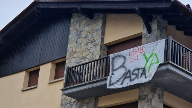 Una de las pancartas colgada en un balcón de Cerler. Una de las pancartas colgada en un balcón de Cerler.