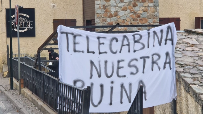 Pancarta contra la telecabina. Pancarta contra la telecabina.