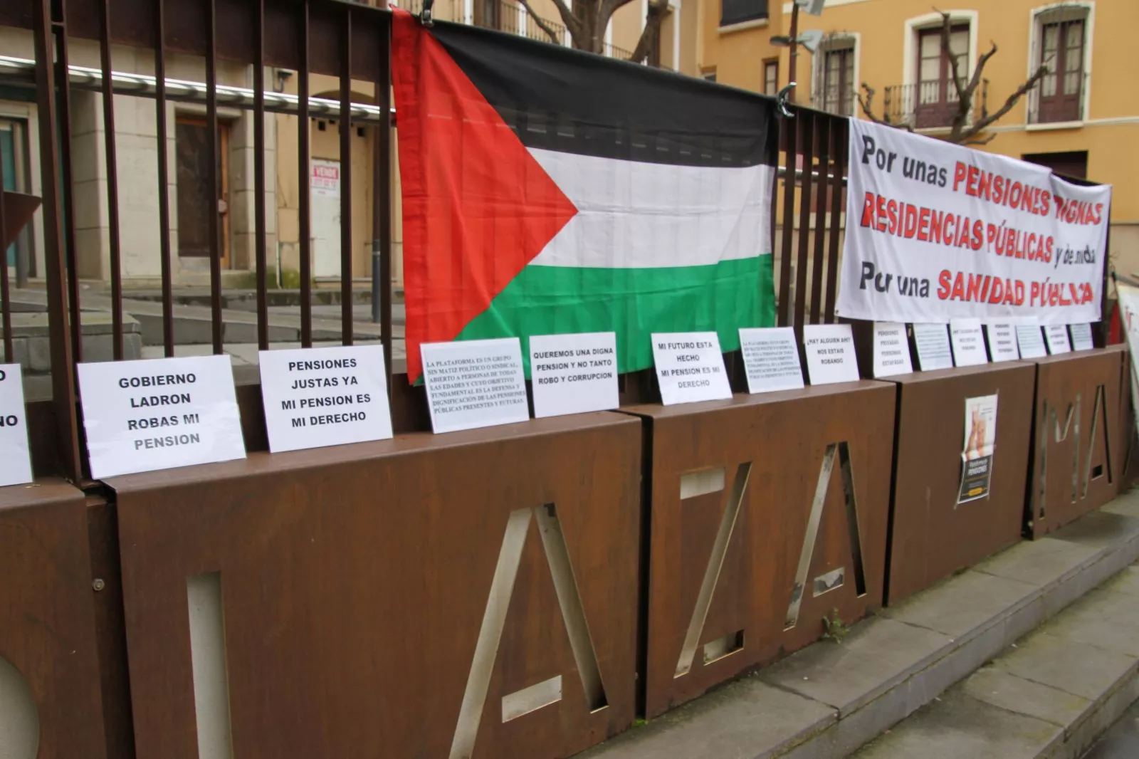 COESPE Aragón presentando en Monzón su decálogo reivindicativo del 2025. Foto Carlos Neofato