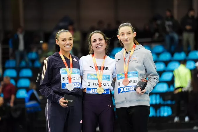 Elena Guiu en el podio de 60 lisos con Maribel Pérez y Jael Bestué.